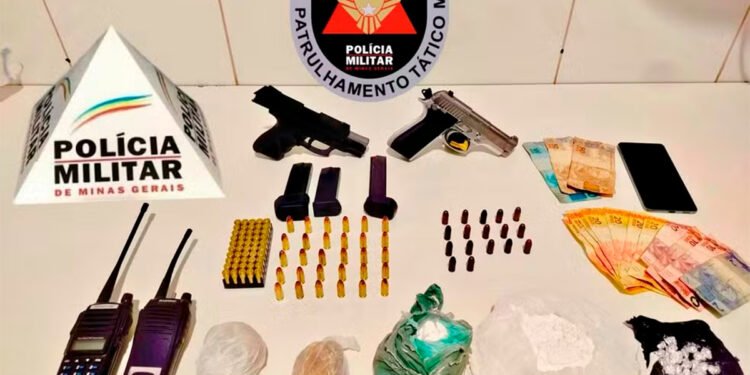 Homem é preso após a Polícia Militar encontrar cocaína escondida dentro de caixa de som, em Unaí