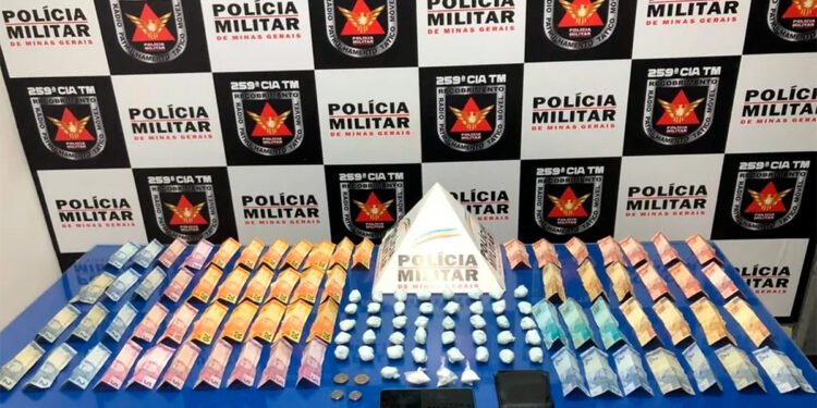 Homem é preso com cocaína em carro durante operação contra tráfico em Pirapora