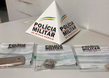 Homem que cumpria prisão domiciliar por tráfico e usava tornozeleira eletrônica é preso após apreensão de tabletes de maconha em Uruana de Minas