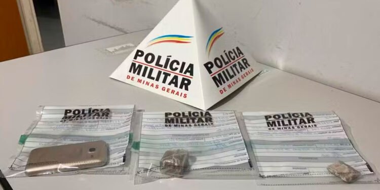 Homem que cumpria prisão domiciliar por tráfico e usava tornozeleira eletrônica é preso após apreensão de tabletes de maconha em Uruana de Minas