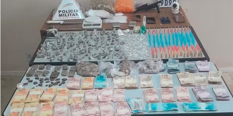 Uma mulher foi flagrada manuseando drogas dentro de casa após a Polícia Militar encontrar um pino de cocaína no bolso do marido dela na frente do imóvel, em Corinto, nesta terça-feira (25). Segundo a PM, o local onde eles moram, no Bairro Alvarenga, estaria sendo usado como boca de fumo, conforme denúncias anônimas. Com essas informações, os policiais montaram uma operação para apurar a veracidade dos fatos. Os militares flagraram o homem, de 22 anos, saindo da residência e o abordaram, encontrando a porção de cocaína. Questionado, ele negou envolvimento com o tráfico e permitiu que a PM entrasse em sua casa. Ao entrarem na residência, os policiais flagraram a mulher embalando as drogas para a comercialização. Durante buscas no local foram apreendidos: 243 pinos de cocaína, 201 buchas de maconha, meia barra e 12 porções grandes de maconha, 109 pedras de crack, três porções grandes e um pote com cocaína, três balanças, embalagens plásticas, uma câmera de vigilância, uma faca de aproximadamente, uma réplica de arma de fogo, duas rodas de bicicleta e R$ 12.452,75 em dinheiro. Conforme a PM, uma moto que estava sendo usada para o delivery de entorpecentes também foi aprendida. Diante dos fatos, os dois foram presos em flagrante por tráfico de drogas e associação para o tráfico. A ocorrência foi encaminhada para a delegacia da Polícia Civil. em Corinto