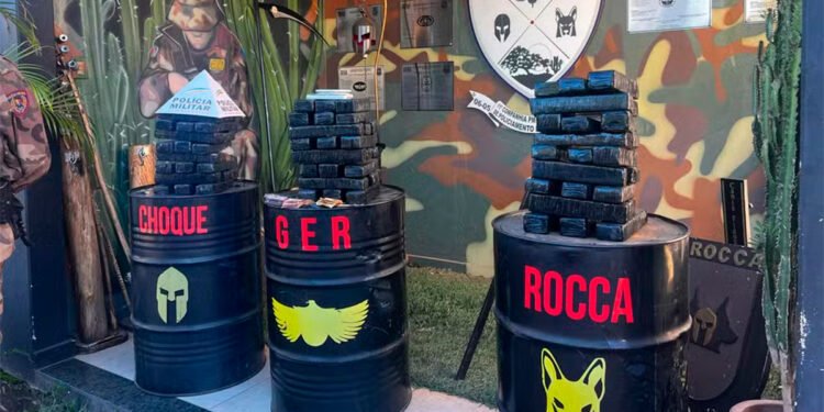 PM apreende 75 barras de maconha enquanto apurava informações de que chefe do tráfico tinha recebido drogas em Montes Claros