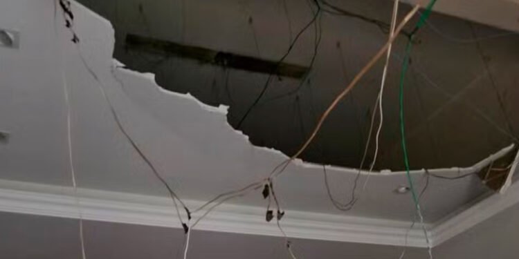 Parte do teto de gesso de loja no Centro de Montes Claros desaba