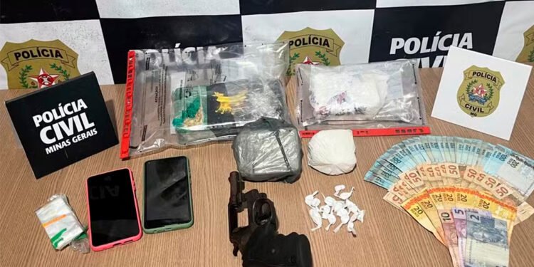 Operação da Polícia Civil prende homem apontado como líder de associação para o tráfico de drogas em Pedra Azul