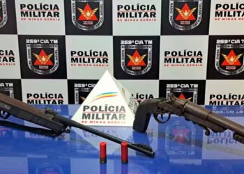 Homem foge de seu local de trabalho após a PM apreender armas em sua casa