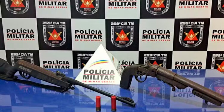 Homem foge de seu local de trabalho após a PM apreender armas em sua casa