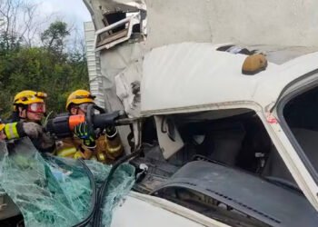 Jovem de 20 anos morre em acidente entre carreta e caminhão-baú na BR-251