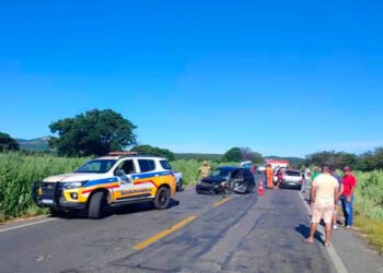 Ao tentar regular quebra-sol, motorista perde controle da direção e bate carro em caminhão que prestava serviço para o DER na MGC-122