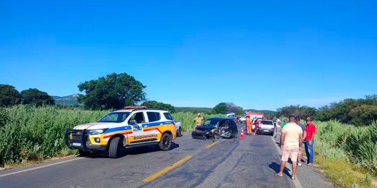 Ao tentar regular quebra-sol, motorista perde controle da direção e bate carro em caminhão que prestava serviço para o DER na MGC-122
