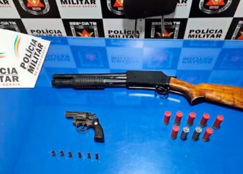 Armas são encontradas em alçapão no teto de casa após denúncias de que homem estaria planejando revidar assassinatos de parentes