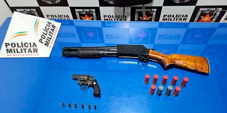 Armas são encontradas em alçapão no teto de casa após denúncias de que homem estaria planejando revidar assassinatos de parentes