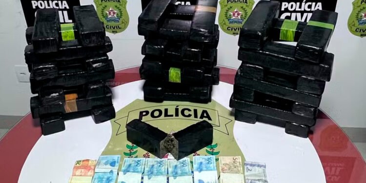 Barras de maconha que seriam levadas de Montes Claros para Espinosa são apreendidas em táxi na BR-251