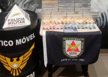 Mais de 30 barras de cocaína são encontradas escondidas em carro adaptado para transportar drogas, em MG