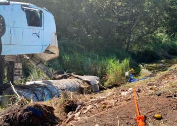 Caminhão carregado de parafina tomba e mata homem que estava às margens da BR-251