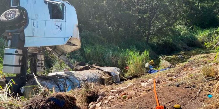 Caminhão carregado de parafina tomba e mata homem que estava às margens da BR-251