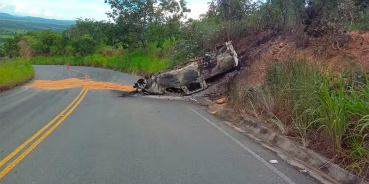 Caminhonete pega fogo após descer desgovernada e capotar na LMG-638