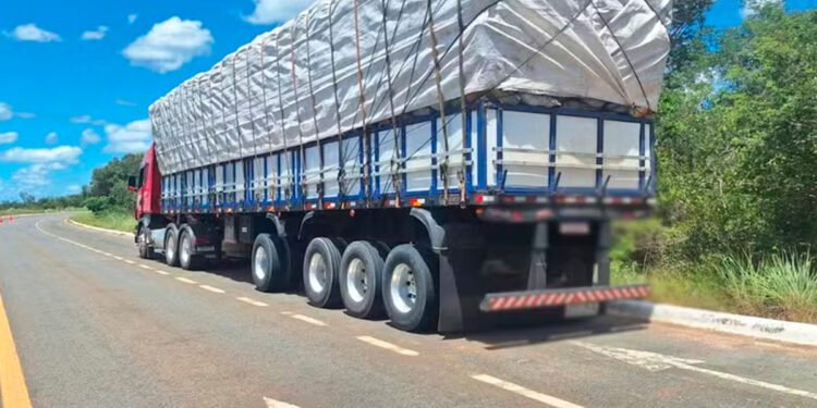 Motorista que transportava carga de carvão é preso após policiais apreenderem rebite na carreta que ele dirigia em Taiobeiras