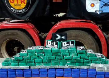 Polícia intercepta caminhão com carga de minério e cocaína vinda da Bolívia em Uberaba