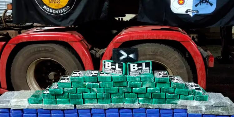 Polícia intercepta caminhão com carga de minério e cocaína vinda da Bolívia em Uberaba