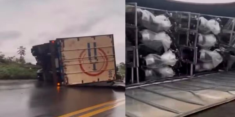 Carreta carregada de motocicletas tomba na BR-040 em João Pinheiro e deixa motorista ferido