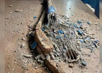 Carreta derruba poste ao fazer conversão em rua de Unaí