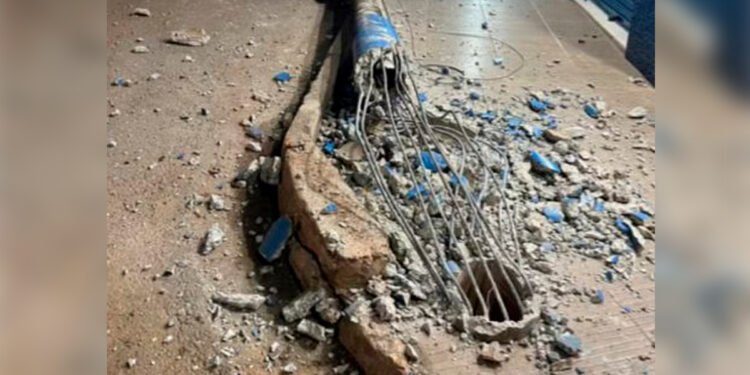 Carreta derruba poste ao fazer conversão em rua de Unaí