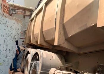 Carreta carregada de brita desce desgovernada por avenida de Montes Claros e atinge casa