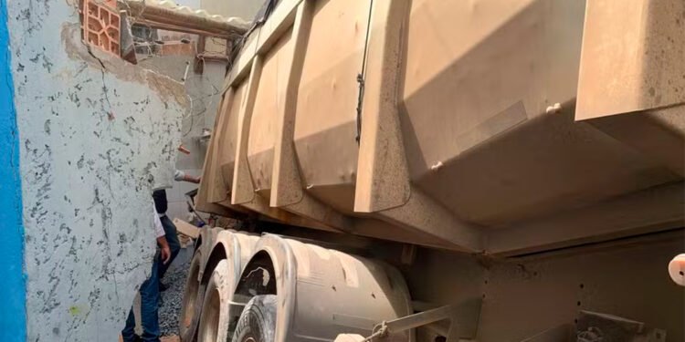 Carreta carregada de brita desce desgovernada por avenida de Montes Claros e atinge casa