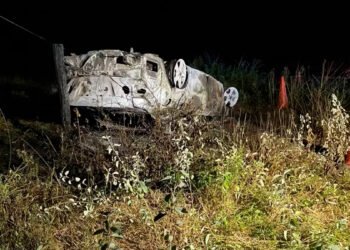 Carro capota, pega fogo e duas pessoas morrem carbonizadas na MGC-401, em Jaíba