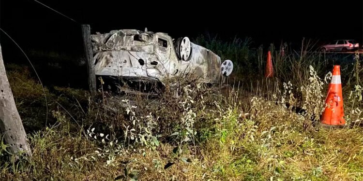 Carro capota, pega fogo e duas pessoas morrem carbonizadas na MGC-401, em Jaíba
