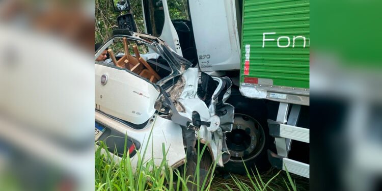 Três pessoas morrem em gravíssimo acidente entre carro e caminhão na BR-040 em Paracatu