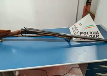 Homem é preso após agredir a irmã com socos e tentar enforcá-la em Jequitaí