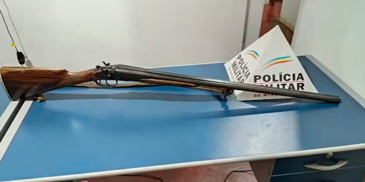 Homem é preso após agredir a irmã com socos e tentar enforcá-la em Jequitaí