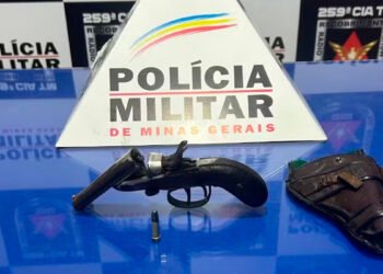 Menor de 15 anos é detido após PM encontrar arma escondida no telhado de casa, em Pirapora