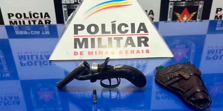 Menor de 15 anos é detido após PM encontrar arma escondida no telhado de casa, em Pirapora