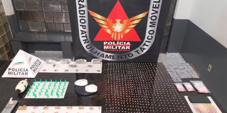 Após informações de que comparsa de traficante preso estaria vendendo drogas, PM apreende entorpecentes enterrados em quintal
