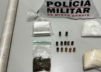 Homem tenta agredir policial ao saber que teria o celular apreendido depois que equipe da PM encontrou drogas em sua casa