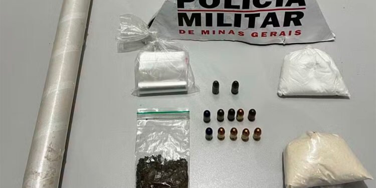 Homem tenta agredir policial ao saber que teria o celular apreendido depois que equipe da PM encontrou drogas em sua casa