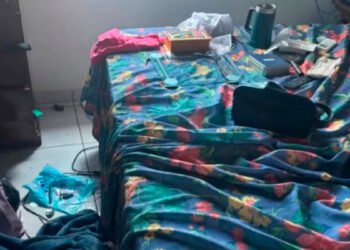 Homem é encontrado vestindo camisola e deitado na cama de casal após furtar a residência deles