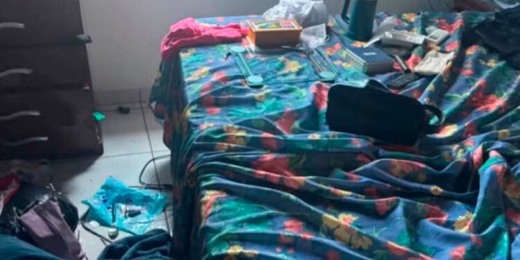 Homem é encontrado vestindo camisola e deitado na cama de casal após furtar a residência deles