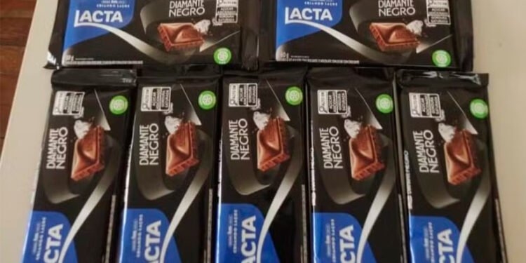 Homem é preso por furto e resistência após arremessar barras de chocolate para dentro de casa