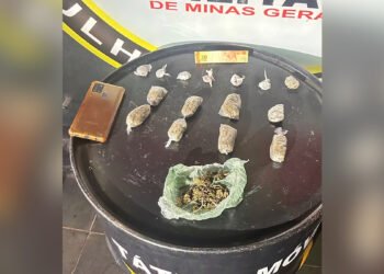 Homem é preso após PM apreender porções de maconha em buraco no tijolo e embaixo de colchão em Curvelo