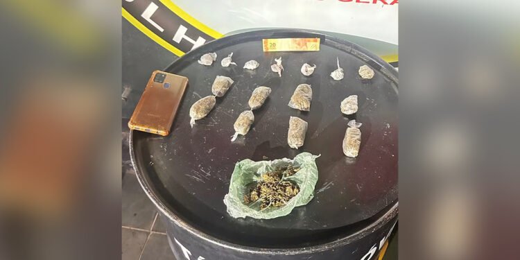 Homem é preso após PM apreender porções de maconha em buraco no tijolo e embaixo de colchão em Curvelo