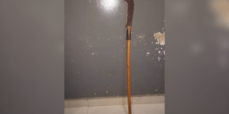 Homem é agredido por golpe de foice ao intervir em discussão entre sua esposa e seu cunhado