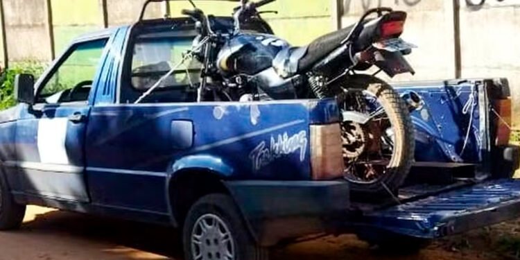 Motociclista rouba posto de combustíveis durante abastecimento de moto e é preso após gastar o dinheiro com drogas