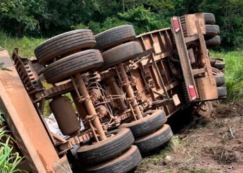 Ao tentar desviar de veículo que parou na MG-188 para ocupante tirar fotos de caminhão tombado, motorista de carreta acaba ferido