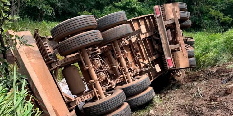 Ao tentar desviar de veículo que parou na MG-188 para ocupante tirar fotos de caminhão tombado, motorista de carreta acaba ferido