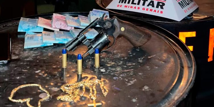 Homens assaltam loja, fazem funcionários reféns e são presos ao tentarem fugir, em Montes Claros