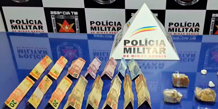 Pedras de crack são apreendidas no galho de um pé de caju, em Pirapora; dois homens foram presos