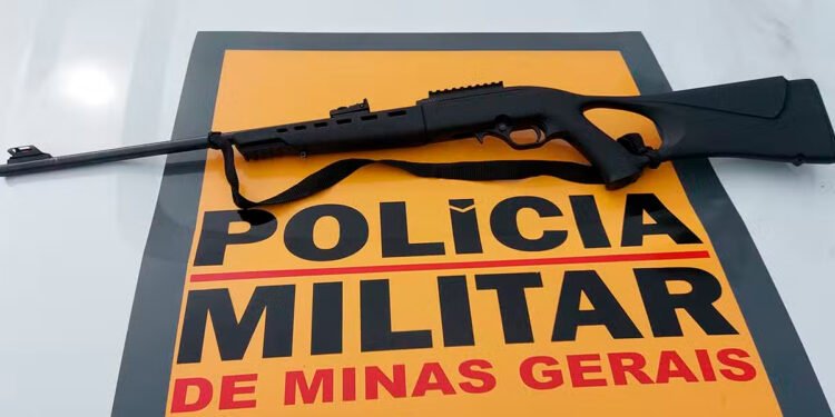 Idoso é preso com rifle após passageiro fugir durante blitz na LMG-667 em Brasilândia de Minas